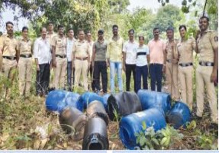 अवैध हातभट्टी दारुवाल्यांचे धाबे दणाणल ,गालसुरे काठी, निगडी काठी येथे छापे; 55 हजारांची दारु, रसायन जप्त,चौघांवर गुन्हे