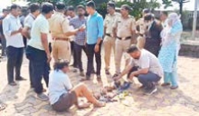 श्रीवर्धन स्मशानभूमीत जादूटोणा; ५ जणांना रंगेहात पकडले , टाचण्या लावलेल्या फोटोंसह विविध वस्तू जप्त