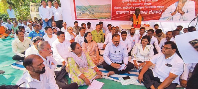 बाळगंगा प्रकल्पग्रस्तांचे पेण प्रांत कार्यालयासमोर बेमुदत उपोषण ; कोरा सातबारा मूळ मालकांच्या नावे करण्याची मागणी