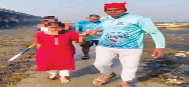 प्रियकराकडून मोबाईल ब्लॉक, तरुणीची रेल्वेमधून खाडीत उडी , मच्छिमारांनी वाचवला जीव