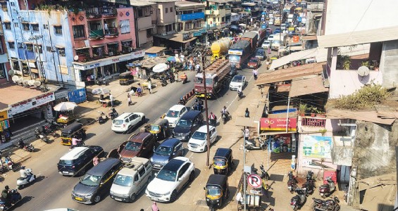 वाहतूक कोंडीत चाकरमानी पुन्हा रखडले , प्रवाशांचा संताप,पुढार्‍यांच्या नावाने शिमगा