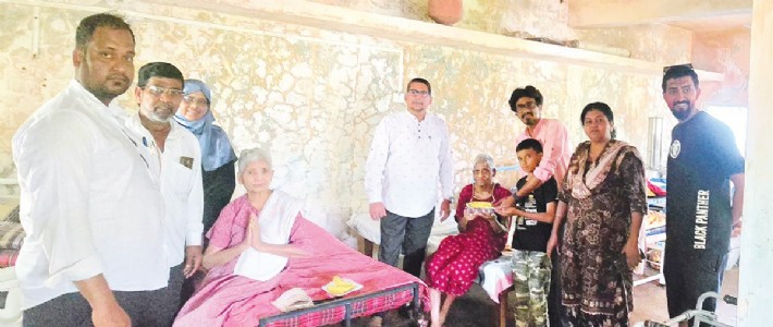 शेकडो पुरणपोळ्या अग्नीऐवजी गरिबांच्या पोटात , आदिवासी व वृद्धांसाठी होळीचा सण गोड आणि आनंदी