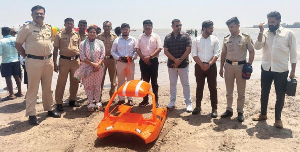 बुडत्याला आता रोबोटचा आधार,रायगडात पर्यटकांच्या सुरक्षेसाठी समुद्रकिनार्‍यांवर रोबोट रक्षक तैनात