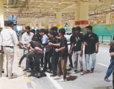 नवी मुंबई विमानतळ परिसरात तुफान हाणामारी , ओला-उबेर चालकांकडून खाजगी वाहनचालकाला बेदम मारहाण