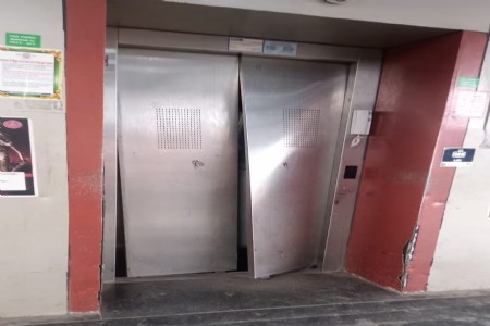 पनवेल रेल्वे स्थानकात लिफ्ट कोसळली, चार प्रवासी अडकल