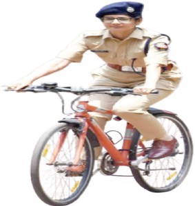 इंधन बचत ! रायगडच्या एसपी आंचल दलाल सायकलवरुन कार्यालयात