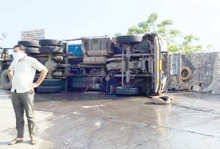 घोणसे घाटात डिझेल टँकर झाला पलटी