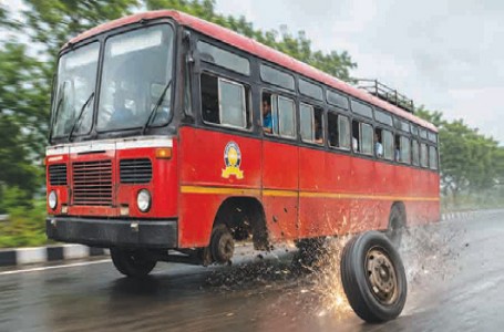भरधाव मुरुड-बोरीवली रातराणी एसटी बसचे चाक निखळले..दुचाकीस्वार ठरला देवदूत; ५०प्रवाशांचे प्राण वाचले.