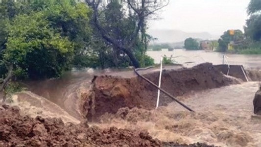 अलिबाग | देहेन गावाजवळील बंधार्‍याला भगदाड ; इतर गावांशी संपर्क तुटला