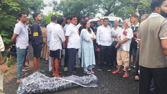 अलिबाग-खानाव पुलाला पडलेल्या भगदाडात पडून वृध्दाचा मृत्यू ; अलिबाग-खानाव पुलाला पडलेल्या भगदाडात पडून वृध्दाचा मृत्यू
