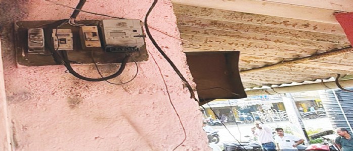 वायशेत येथे शॉर्टसर्किटने घरात आग; महिला जखमी, महावितरणचे दुर्लक्ष