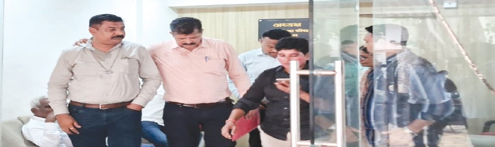 रायगड जिल्हा परिषद प्रशासन हादरल ; लाच घेताना अध्यक्षांचा पीए अटकेत!