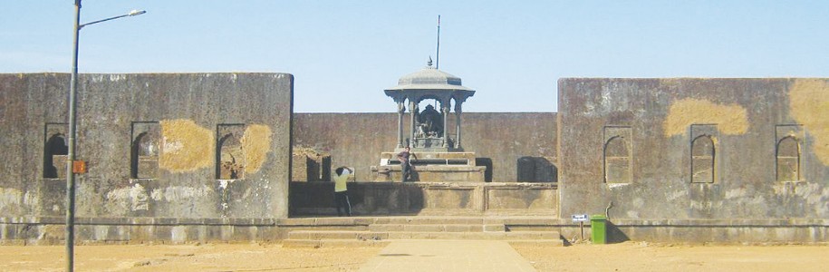 रायगडावरील शिवसमाधी, राजसदर अंधारात! कोकण कडा मित्रमंडळाचा आंदोलनाचा इशारा