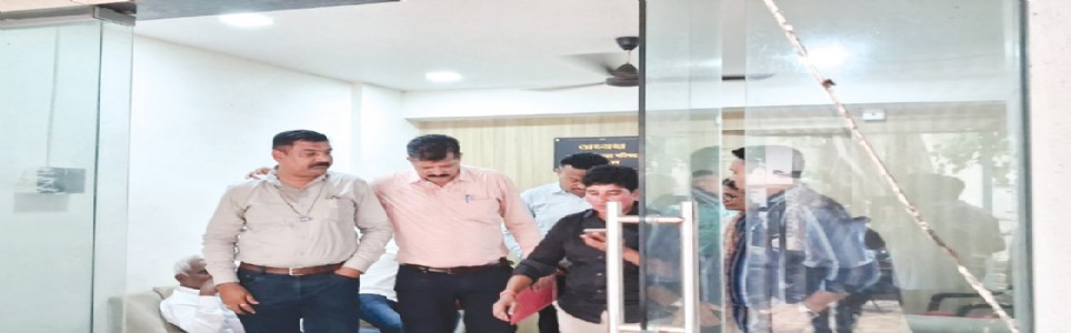 जि.प.अध्यक्षांनी राजीनामा द्यावा ; शेकाप नेते बाळाराम पाटील यांची मागणी